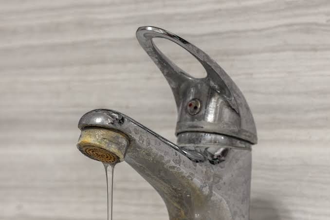 White vinegar and cloth for removing mineral buildup